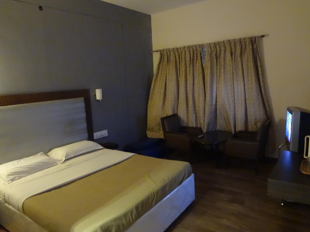 Hotel New Rajdarshan Мадикери Номер фото