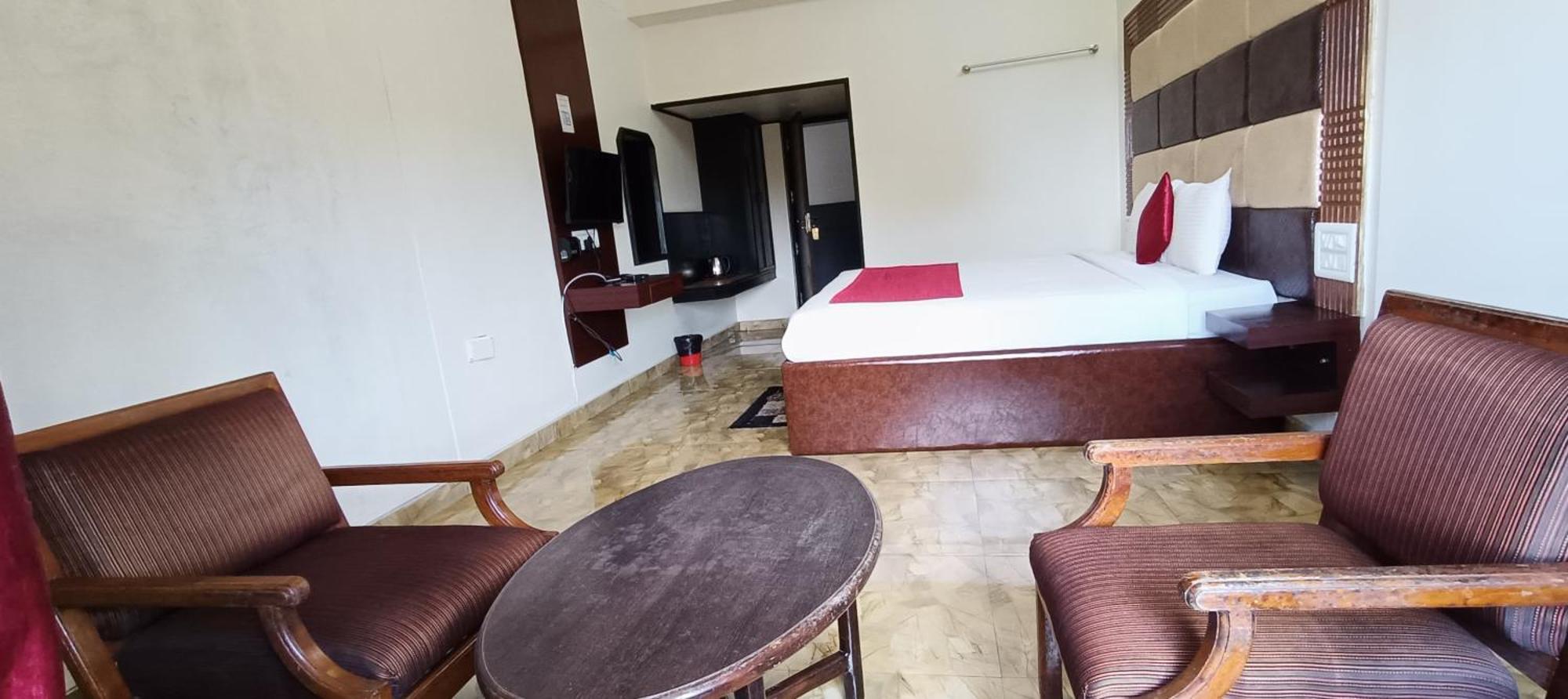 Hotel New Rajdarshan Мадикери Экстерьер фото