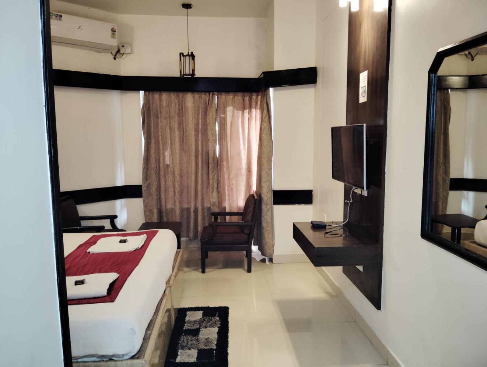 Hotel New Rajdarshan Мадикери Экстерьер фото