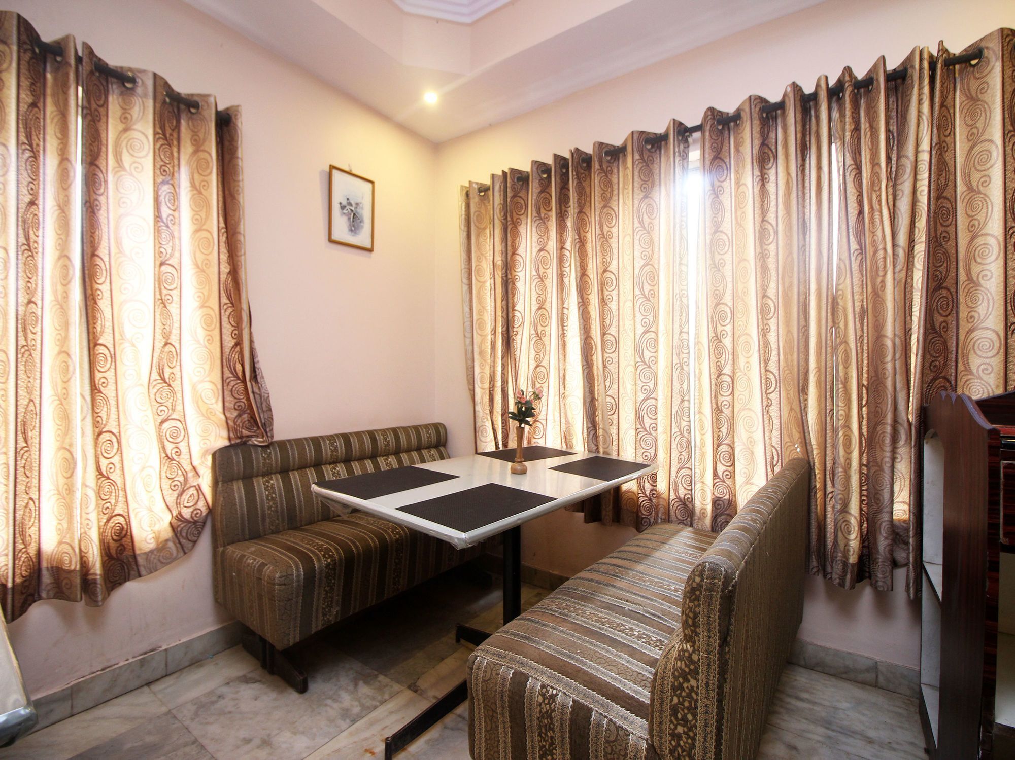 Hotel New Rajdarshan Мадикери Экстерьер фото